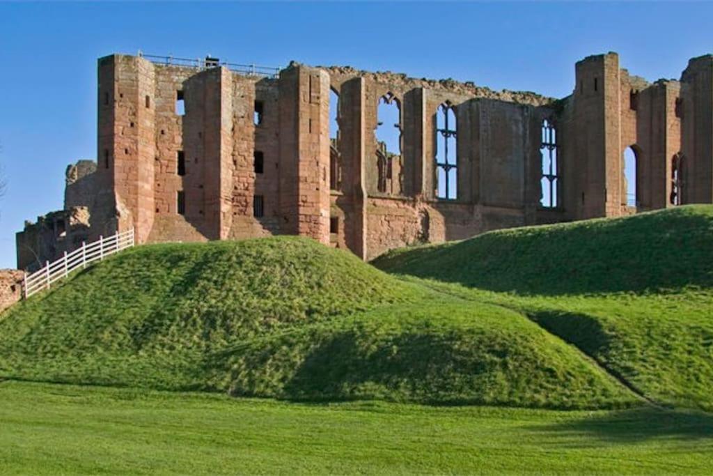Castle Hill On A Scheduled Monument * Kenilworth